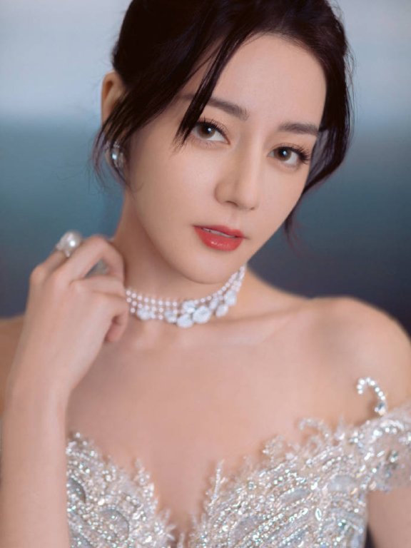 迪丽热巴紧身礼服明艳动人!大秀香肩事业线性感迷人