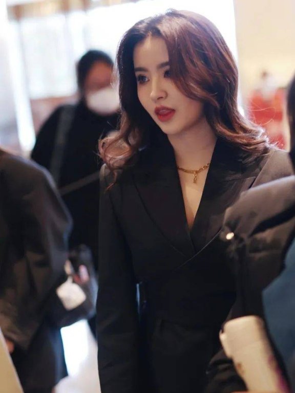 金子涵穿黑色西装超靓!长卷发妆容精致气质十足