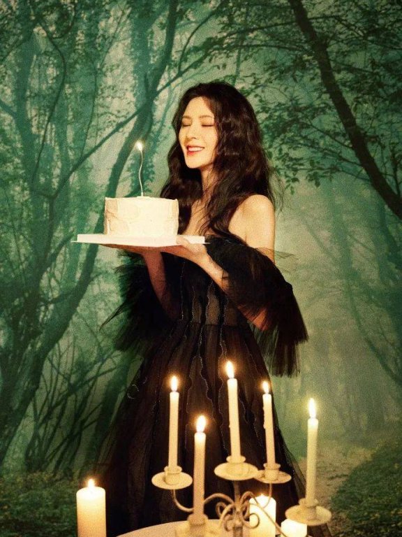 张予曦晒露肩黑裙写真像混血美女!优雅华丽太迷人