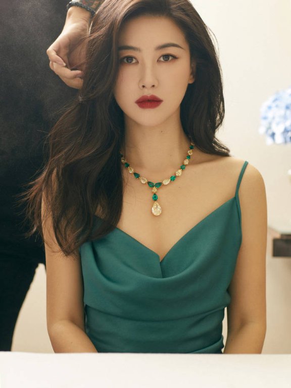 朱珠穿吊带绿色长裙超妩媚!大秀香肩性感火辣