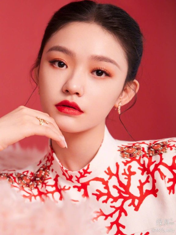 林允元宵晚会美图靓丽多姿!中国风元素俏皮可爱