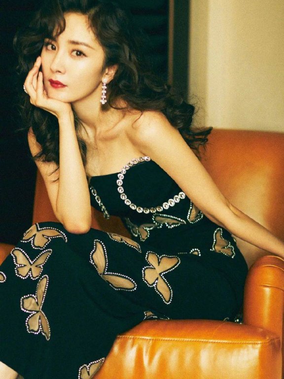 杨幂穿蝴蝶图案镶钻开叉长裙秀曲线!火辣性感依旧