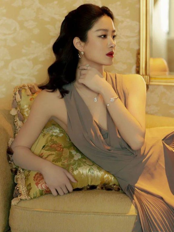 杨采钰晒代言写真大秀美背!身材火辣性感迷人