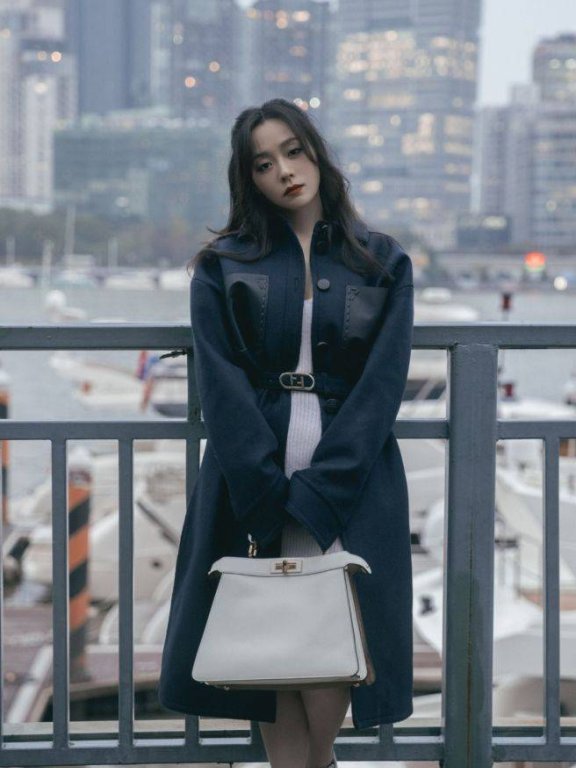 张靓颖分享街头美照,大波浪长发配长皮衣宛如电影大片
