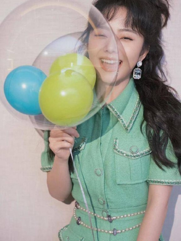 谭松韵穿绿色太好看了!绿色连体裤配蓬松卷发生机盎然