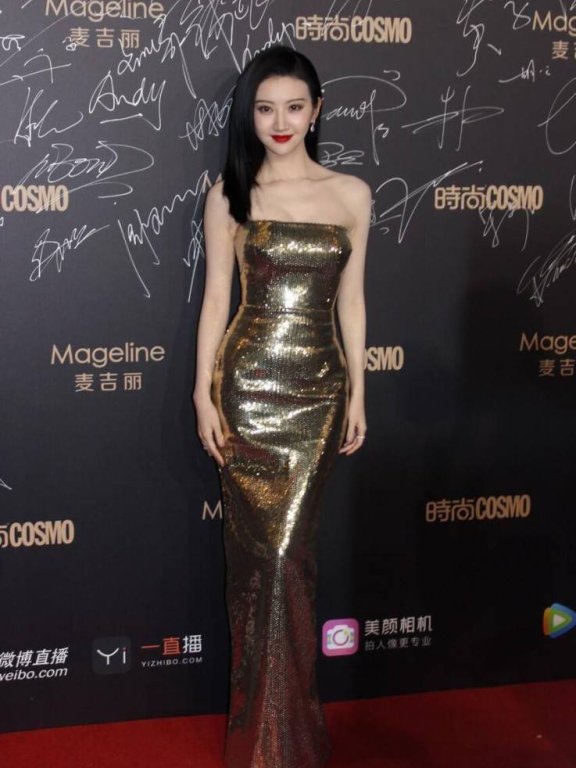 景甜穿金色亮片裙配红唇,美得优雅又高调