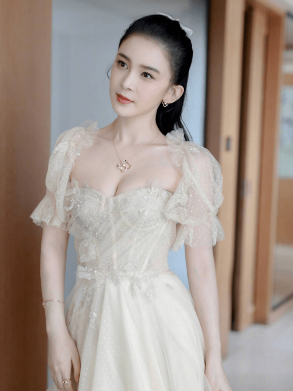 赵韩樱子穿裸色薄纱裙变得更温柔了,清纯可人太爱了