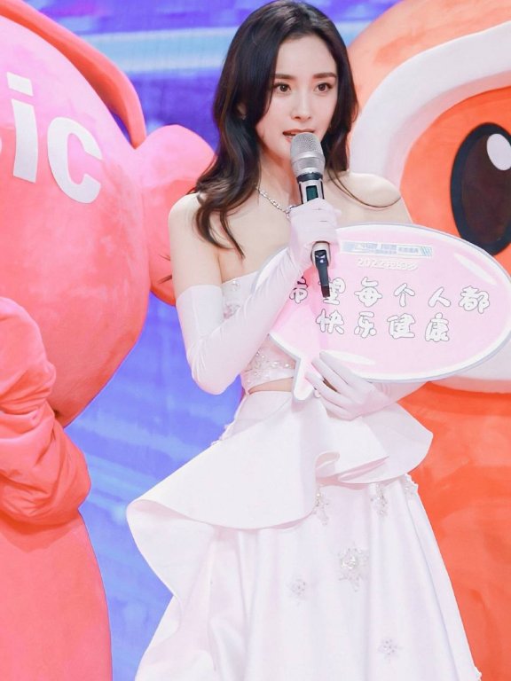 杨幂穿露腰开衩长裙美若天仙!肤白貌美性感迷人