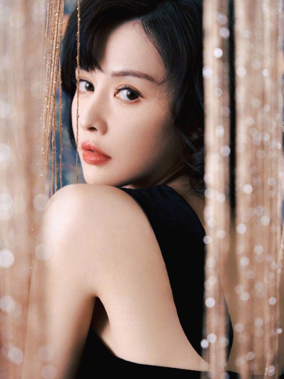 “小昭”云千千被王晶大赞像关之琳!新写真大秀香肩