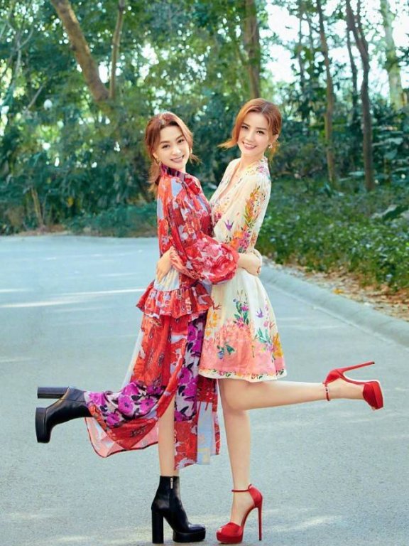 “孪生姐妹花”钟欣潼蔡卓妍,同框穿印花裙优雅让人心动