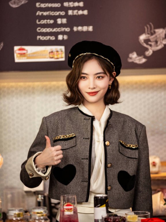 许佳琪头戴贝雷帽甜美写真!清丽秀美十分俏皮可爱