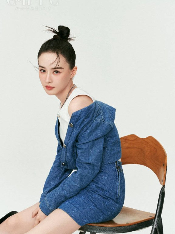 “小昭”云千千杂志美图大秀长腿!魅力十足性感迷人