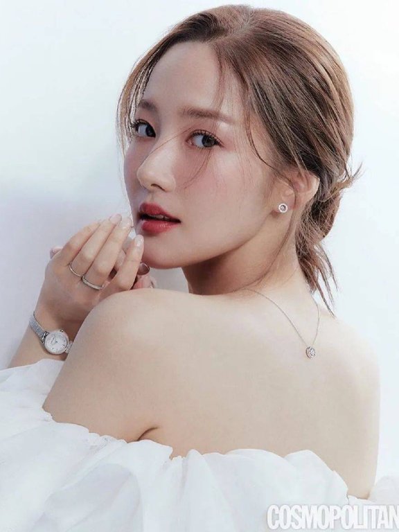 朴敏英登杂志超甜美!回眸一笑百媚生