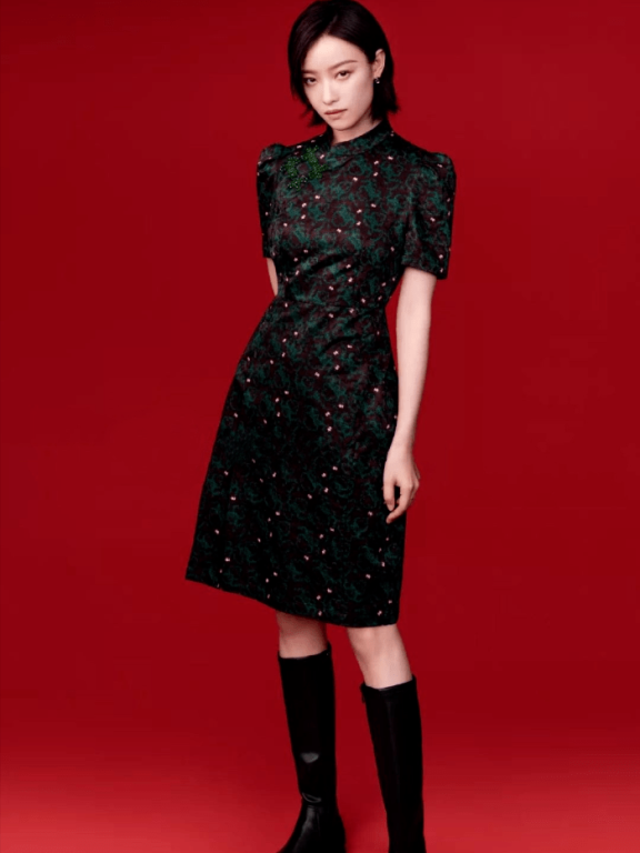 倪妮冷艳脸穿啥都高级,奶奶辈复古绿旗袍穿身上也不老气