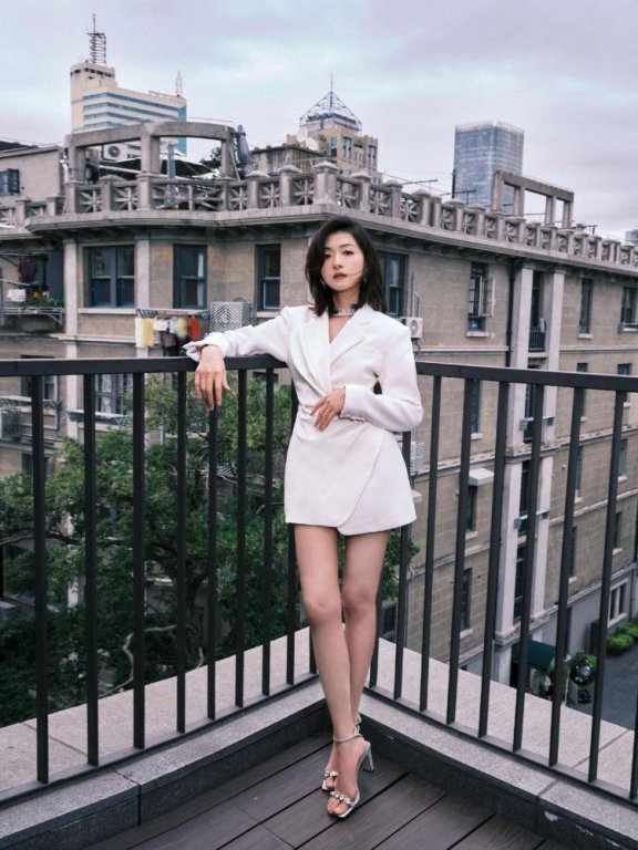 万茜穿白色西装裙天台拍美照,五官精致身姿窈窕