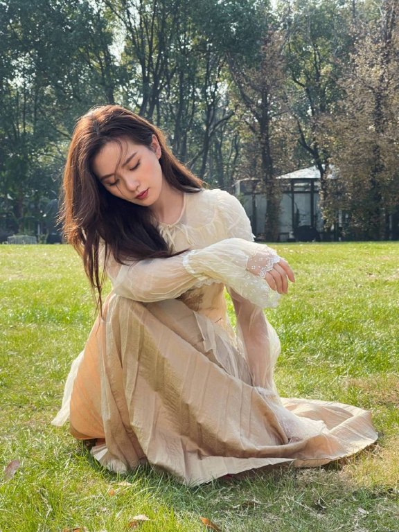 刘诗诗穿米色长纱裙温婉动人,超甜美!