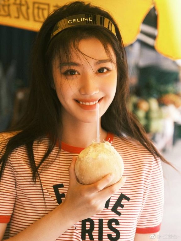 王楚然发微博写真大秀白皙香肩!春青可爱美少女一枚