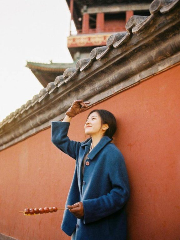 李兰迪晒京味美照,街边吃糖葫芦扎麻花辫笑容甜美可爱