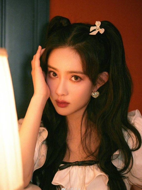 孟子义晒美图大秀白皙玉腿!性感甜美太迷人