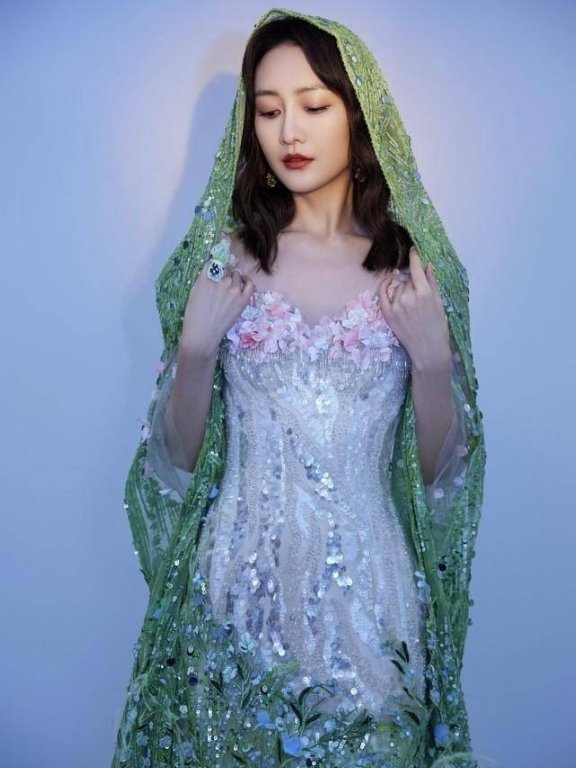 王鸥穿拼接花裙有春天的样子,气质真惊艳!