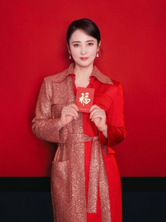蒋勤勤红色拼接衬衣裙优雅高级,不愧是不老女神