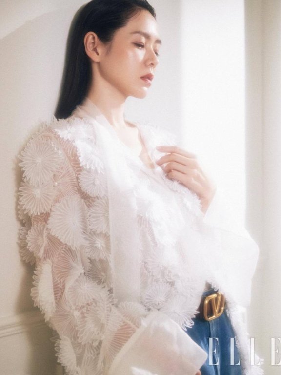 孙艺珍婚后穿红裙大秀香肩美腿!靓丽多姿气质从容