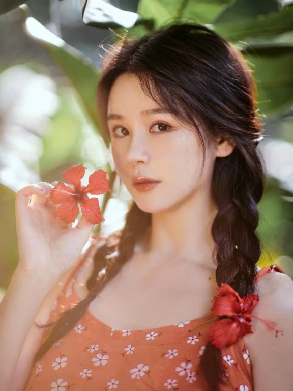 “周芷若”邱意浓发写真美图!麻花鞭子美丽动人
