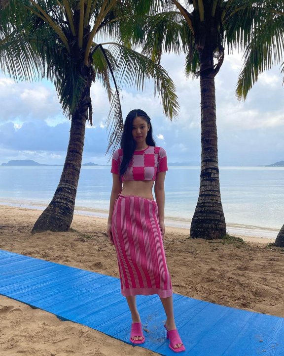 甜美性感于一身:Jennie品牌好友+ 1,这回是人间Jacquemus!