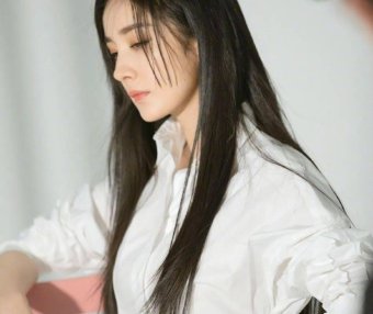 杨幂穿简约白裙大秀香肩!肤白貌美性感撩人