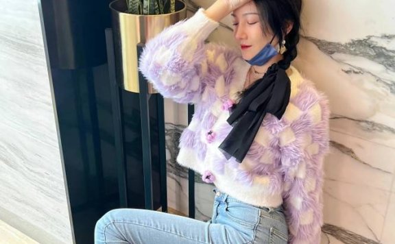 陈小纭晒春日美照姿势风情又撩人，太有魅力了！