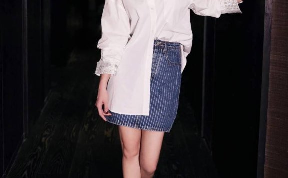 宋佳白衬牛仔裙时髦火辣，诠释女人新风采