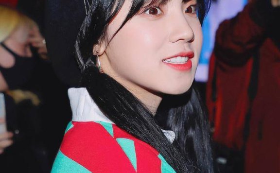 宋雨琦扎双马尾穿撞色条纹衫戴贝雷帽，清甜娇嫩似小学妹