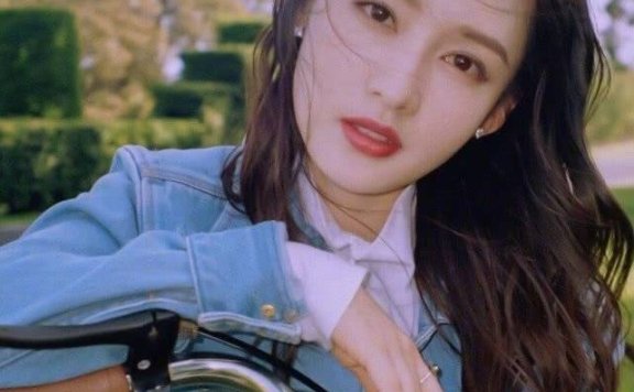 李沁不愧是初恋脸教科书,穿蓝裙子躺在草地上那刻我恋爱了