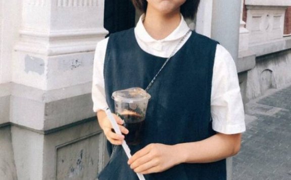 沈月穿阔腿裤街拍,这气质也太青春了!