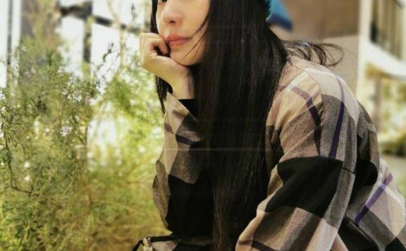 40岁柳岩晒私服照,穿格纹外套戴针织帽皮肤光滑细嫩