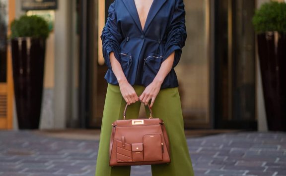 不多不少露的刚好:街拍欧美潮人春季穿搭,隐约裸露才高级