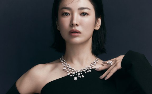 可以是强悍女王，也是温柔公主：宋慧乔头戴钻石皇冠，出镜Chaumet宣传照