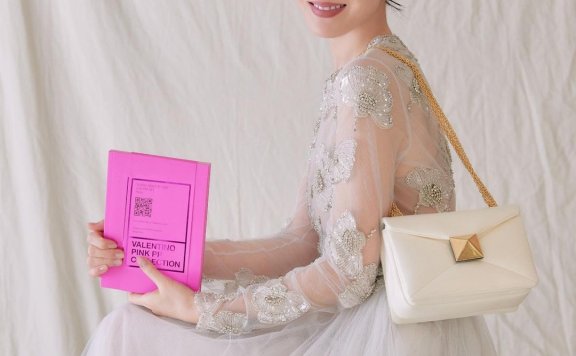 孙艺珍也背:Valentino全新链条手袋以奢华的设计夺取时尚女孩的心!