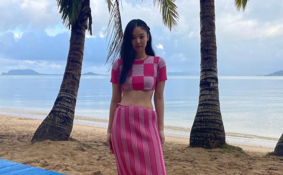 甜美性感于一身：Jennie品牌好友+ 1，这回是人间Jacquemus！