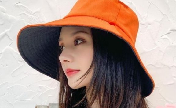 戴渔夫帽怎么扎头发 适合带渔夫帽的发型