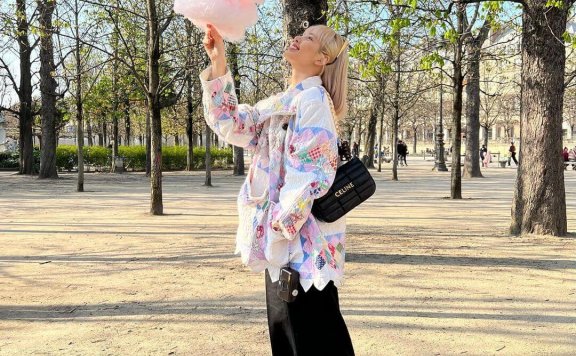 一头俏丽金发,Lisa 背着CELINE 手袋在阳光下耀眼得好美!