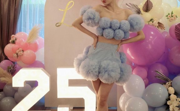 BLACKPINK Lisa 迎来25 岁生日,身着梦幻短裙宛如芭比娃娃!