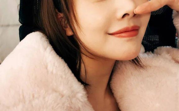 李纯晒微博写真大秀白皙香肩!性感美艳太火辣