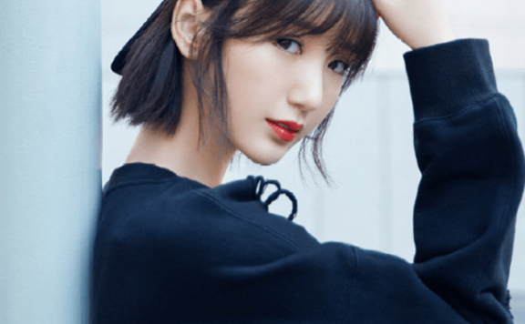 毛晓彤把长筒袜当裤子穿，却还能有“电线”效果的，太美了