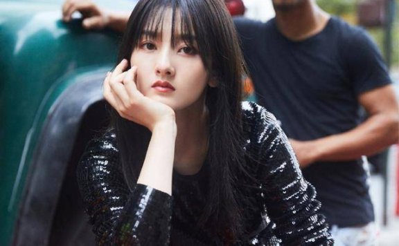 宋祖儿黑色亮片裙配短靴,梳齐刘海又飒又美,越来越会穿了!