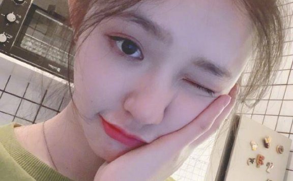 林允穿牛油果绿卫衣出镜,丸子头尽显少女感