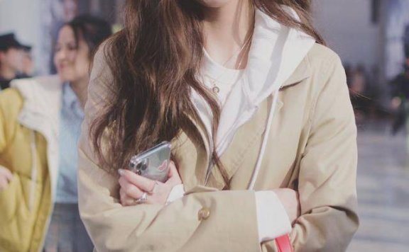 宋妍霏黑白棕搭配亮相机场,简洁不乏时尚感