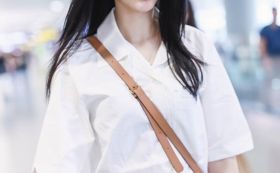 傅菁街拍：白衬衫配超短裤时髦亮眼，大腿上绑“腰带”更有气质了