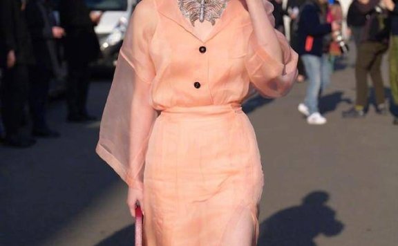 IU李知恩穿粉色套装纱裙，戴蝴蝶项链甜美大气