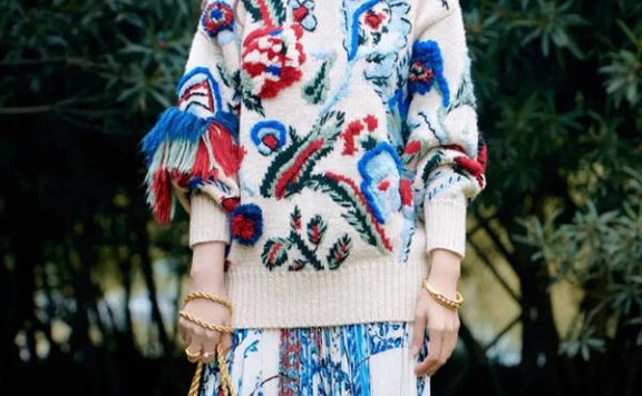 秦岚把穿搭演绎成艺术画，毛衣搭半裙温婉静谧太惊艳